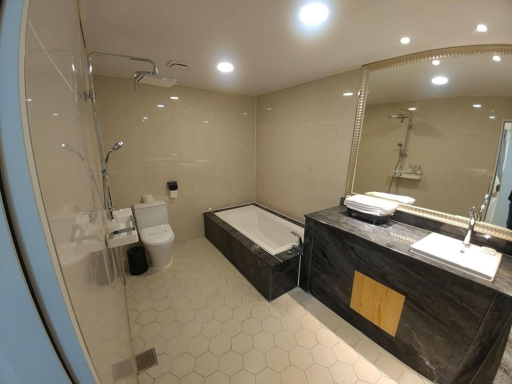 I.Y Hotel スウォン エクステリア 写真